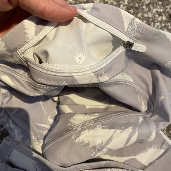 Lululemon speed up tight 28” size 4 - Picture 3 of 3
